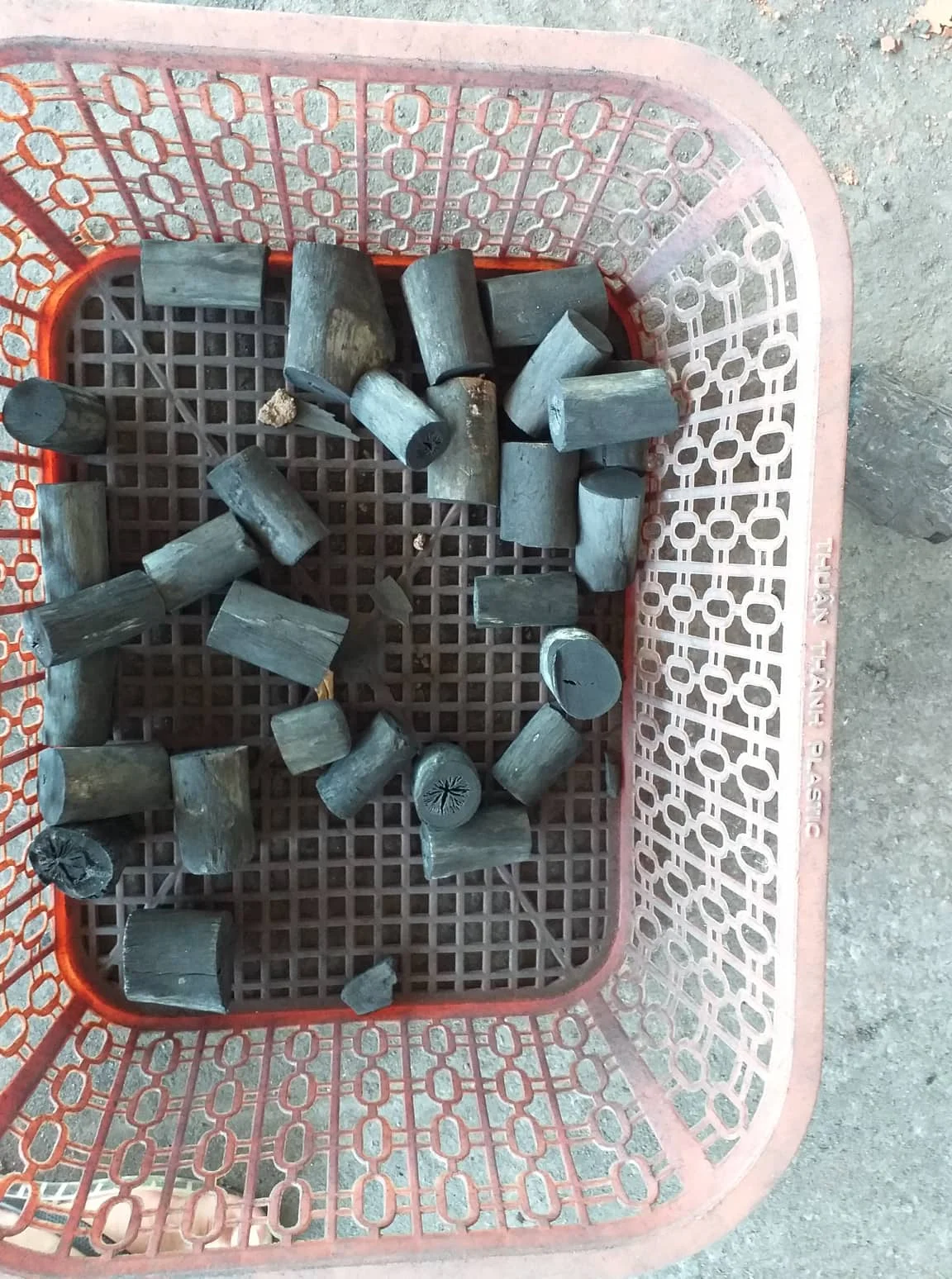 Lychee wood white charcoal binchotan customized size binchotan stick hard wood white charcoal from Vietnam