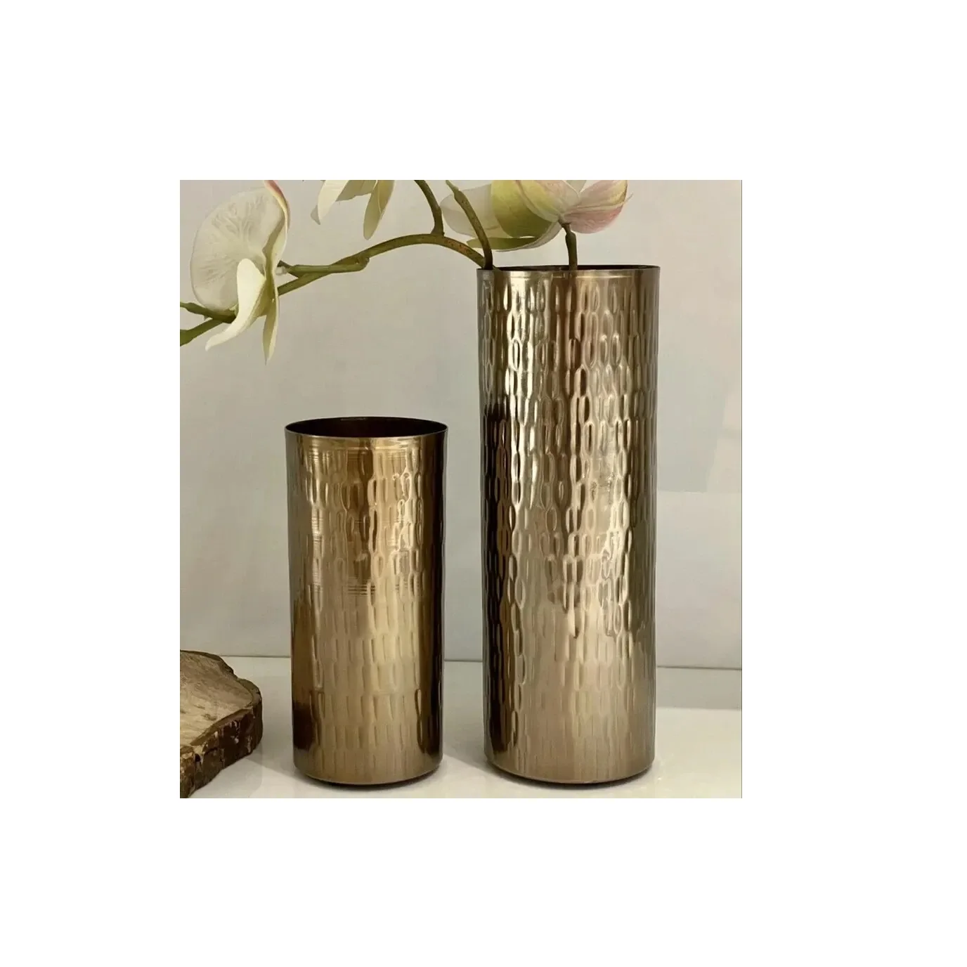 New Arrival Designer Aluminum Flower Vases Antique Finishing black color Flower Vases With Handmade Decorative Hot Selling