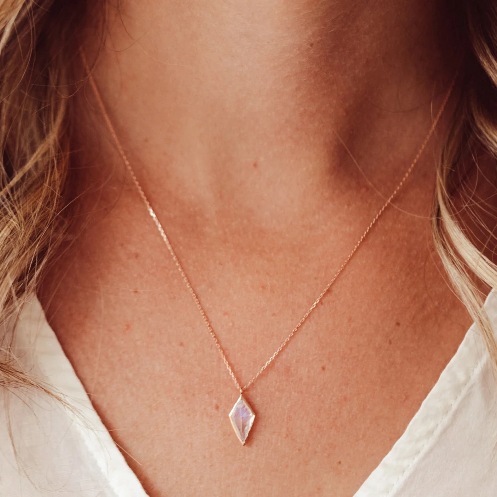Manufacturer Golden Supplier Kite Natural Stone Bezel Set Moonstone Pendant Necklace Wholesale