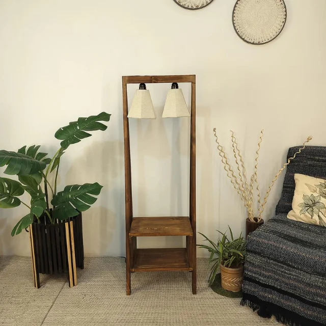 Деревянный напольный светильник Francis с коричневой основой и джутовой тканью