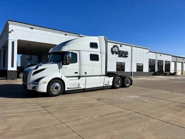 Тщательно проверенный Новый 2023 2025 VOLVOO VNL64T860 DUTY TRUCK плюс доставка готова