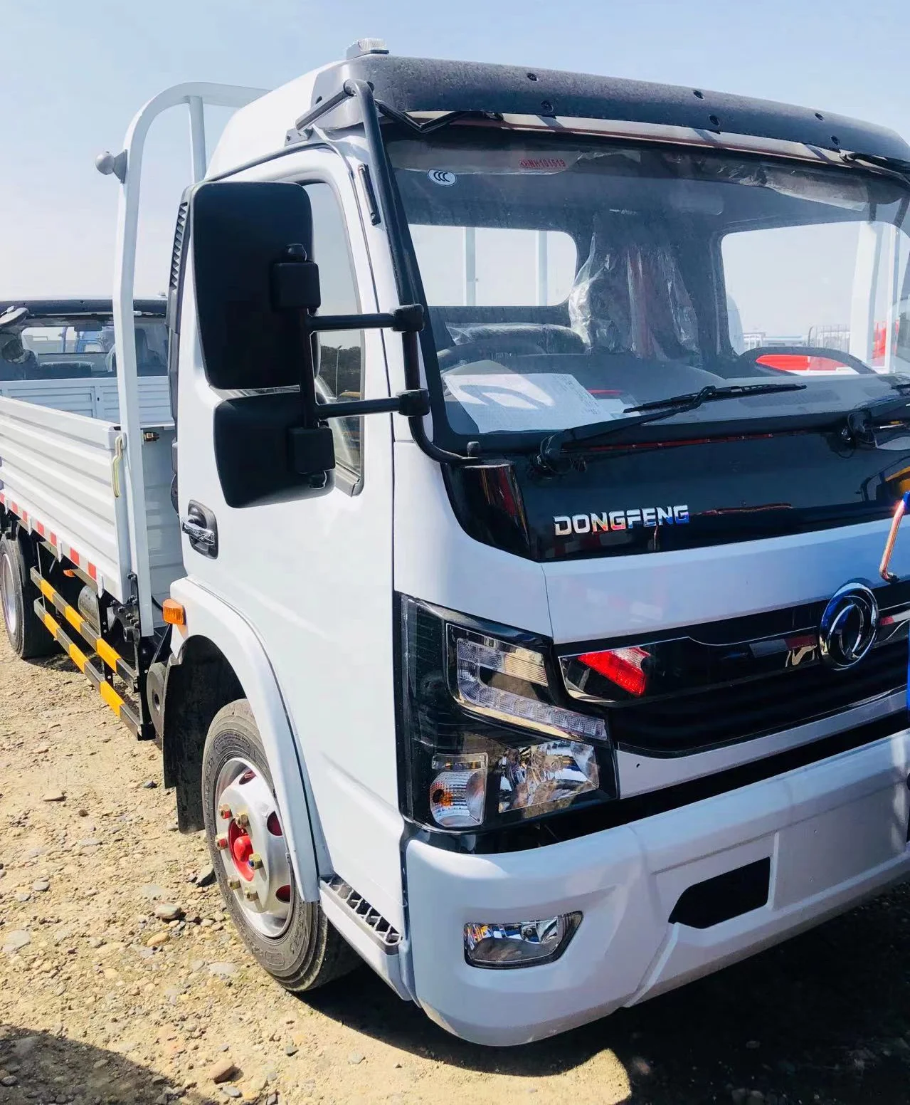 Right Hand Drive Light Cargo Truck 75kw Diesel Engine Power Load 4500kg Flatbed Deliver