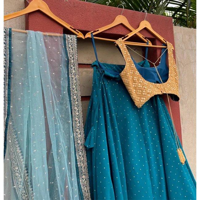 Дизайн Lehenga Choli с классическим индийским оттенком традиции