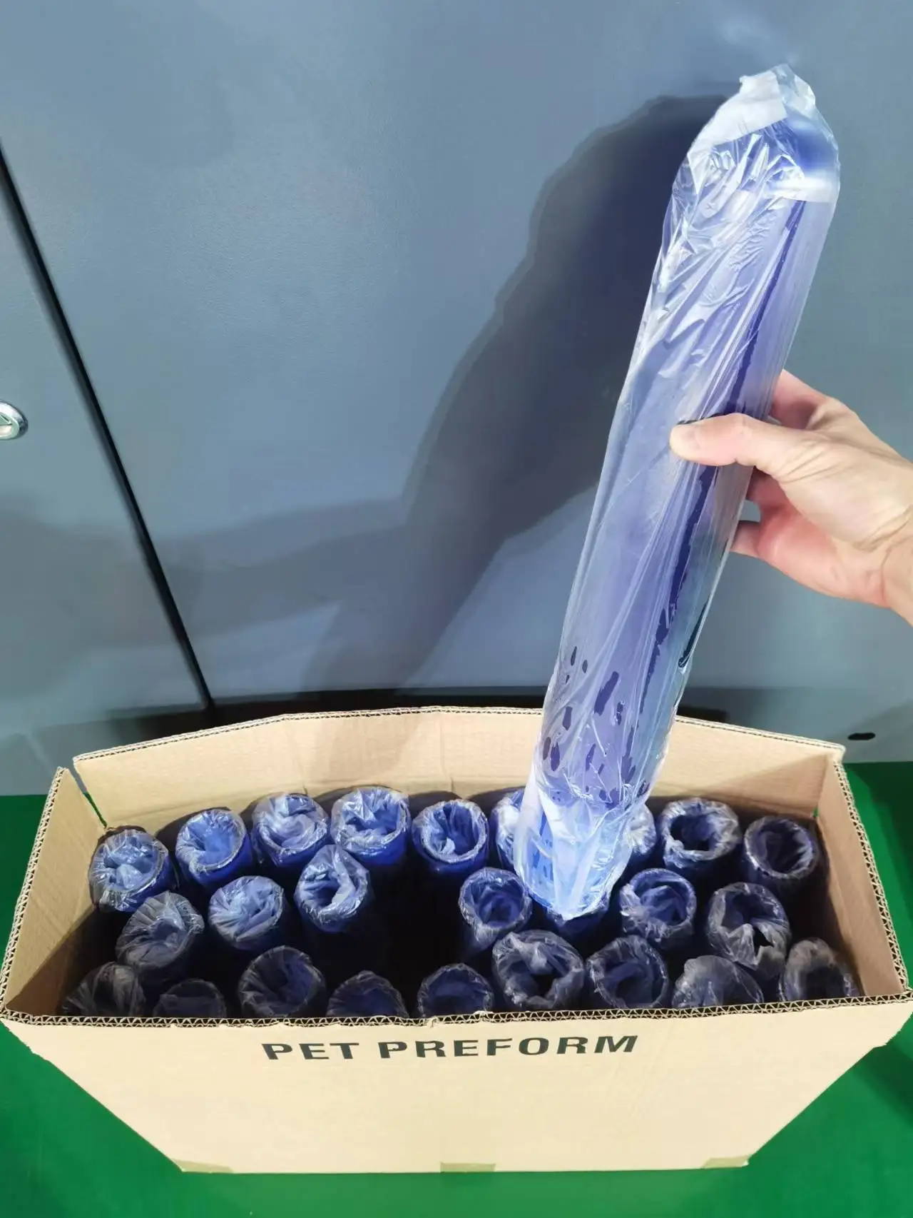 china manufacture new 55MM 700g 730g 750g 5gallon pet preform 20liter preforms with blue black color