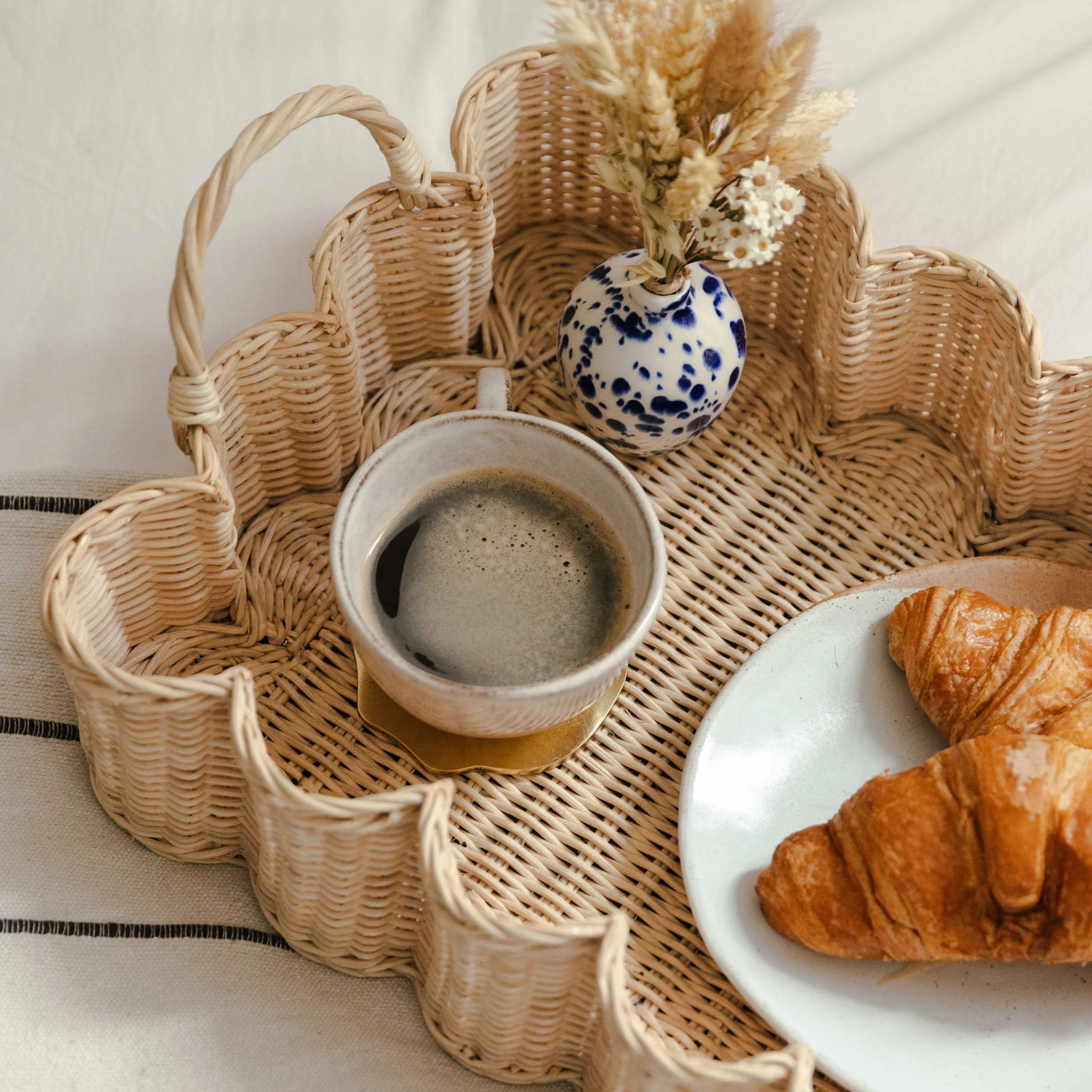Best Seller Natural Rattan Scalloped Wicker Tray OEM Seagrass Serving Tray Table Centerpieces Decoration from Vietnam