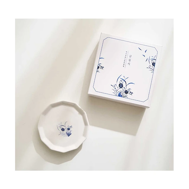 [White porcelain flat bottle with floral design in cobalt blue] Joseon Dynasty white porcelain flat bottle