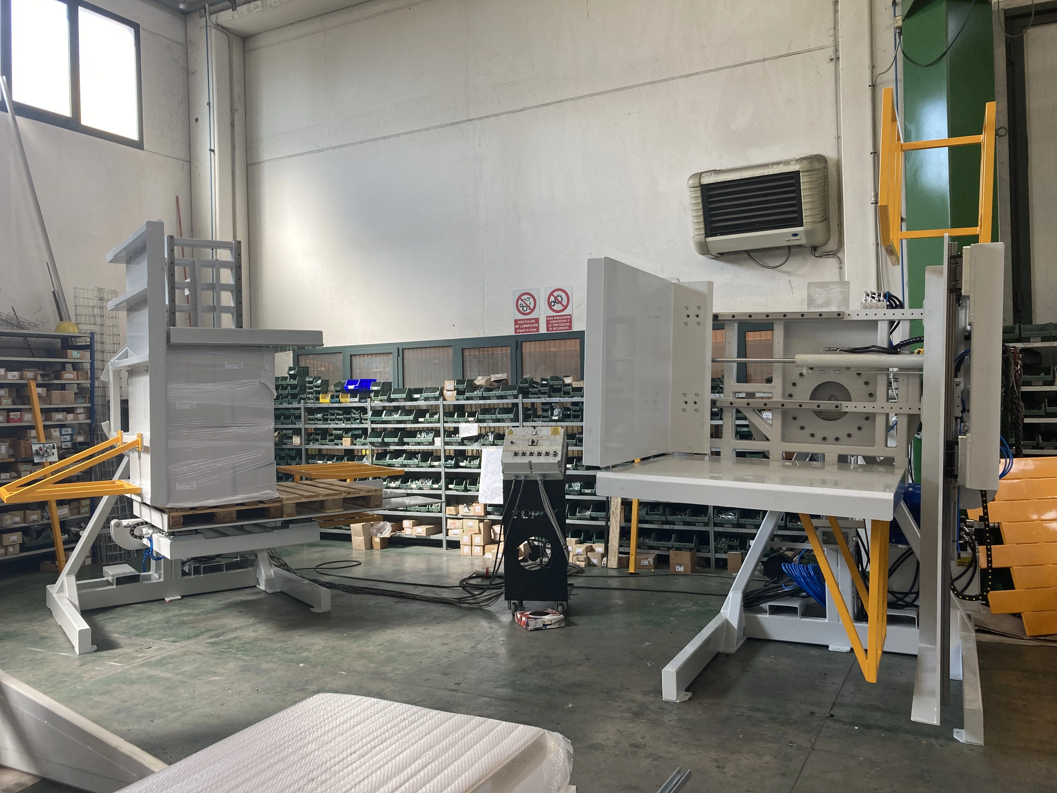 New product logistics robots Best patented Pallet Inverter, Pallet flipper for food and beverages shops and factories