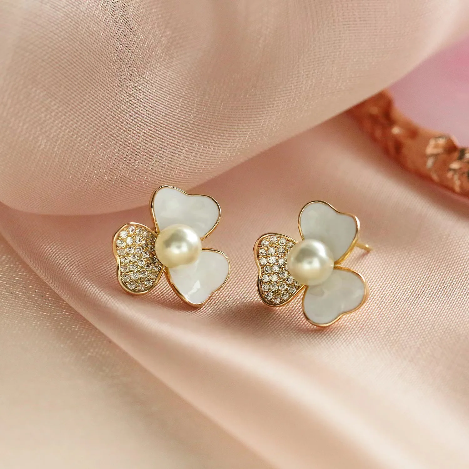 2022 Jewelry Simple Korean Fashion Flower Zircon Design Glass White Pearl Stud Earrings Women