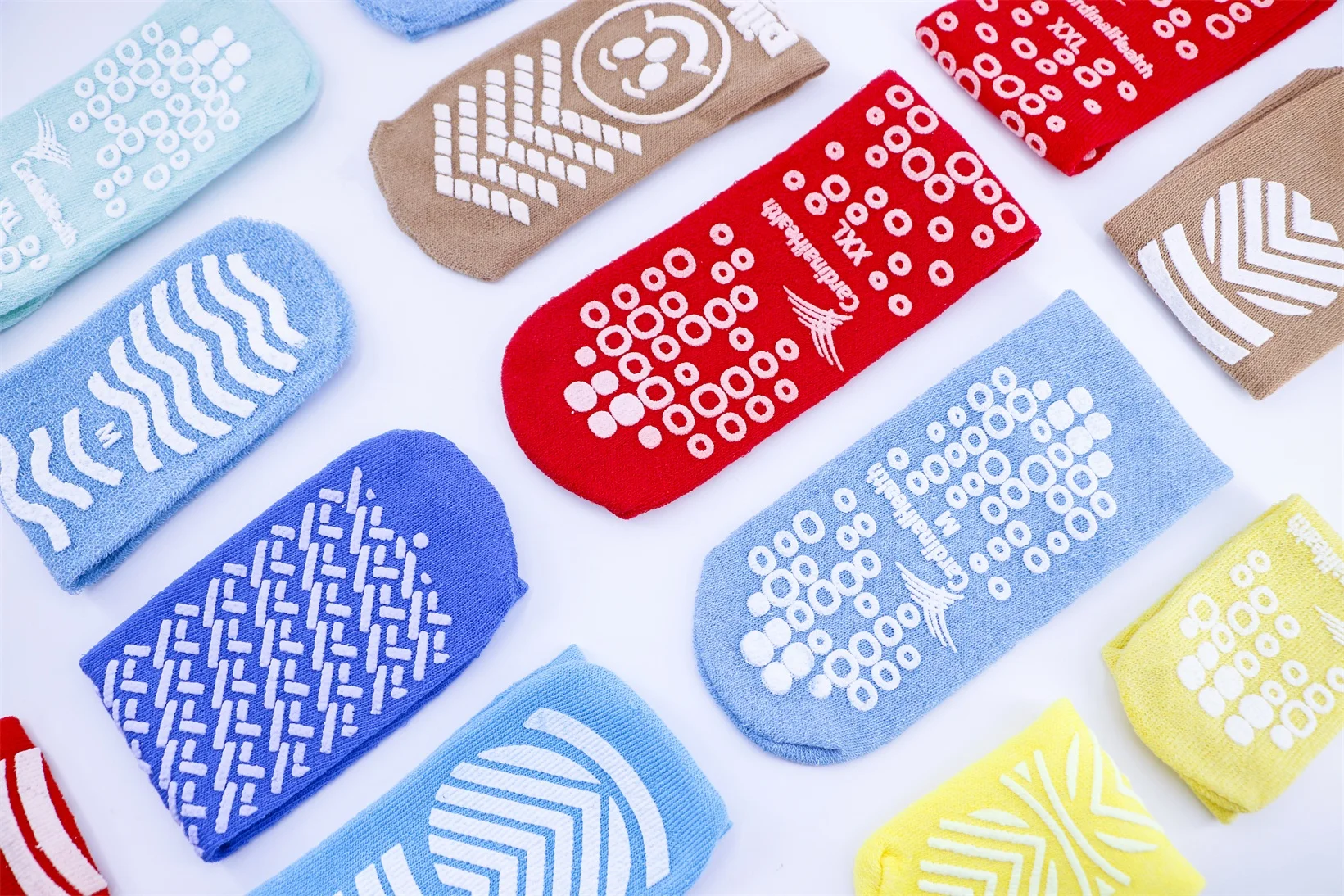 2024 Custom Logo Disposable Anti Slip Free Sample Extra Wide Grip Non Skid Slipper Airline Hospital Casual Breathable Free