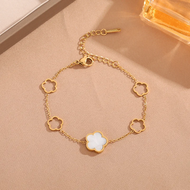 Fashionable light luxury five-leaf flower titanium steel bracelet for women sweet design, new all-match black and white bracelet