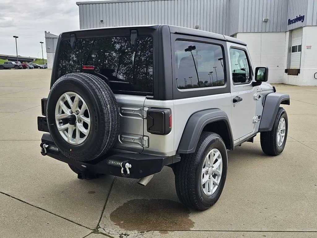 Подержанный 2023 Jeep Wrangler Sport на продажу