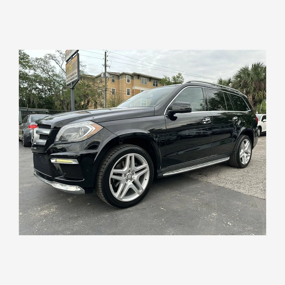 Слегка используемые аккуратные и чистые транспортные средства MERCEDES-BENZ GL-CLASS GL 550 доступны