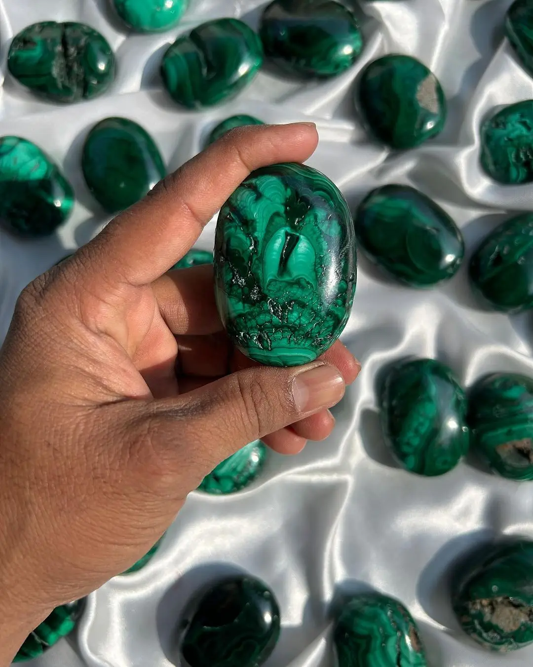 Genuine Shiny Polished Malachite Crystal Palm Stones Natural Semi-Precious Healing Energy Stone Wholesale Decorative Sale