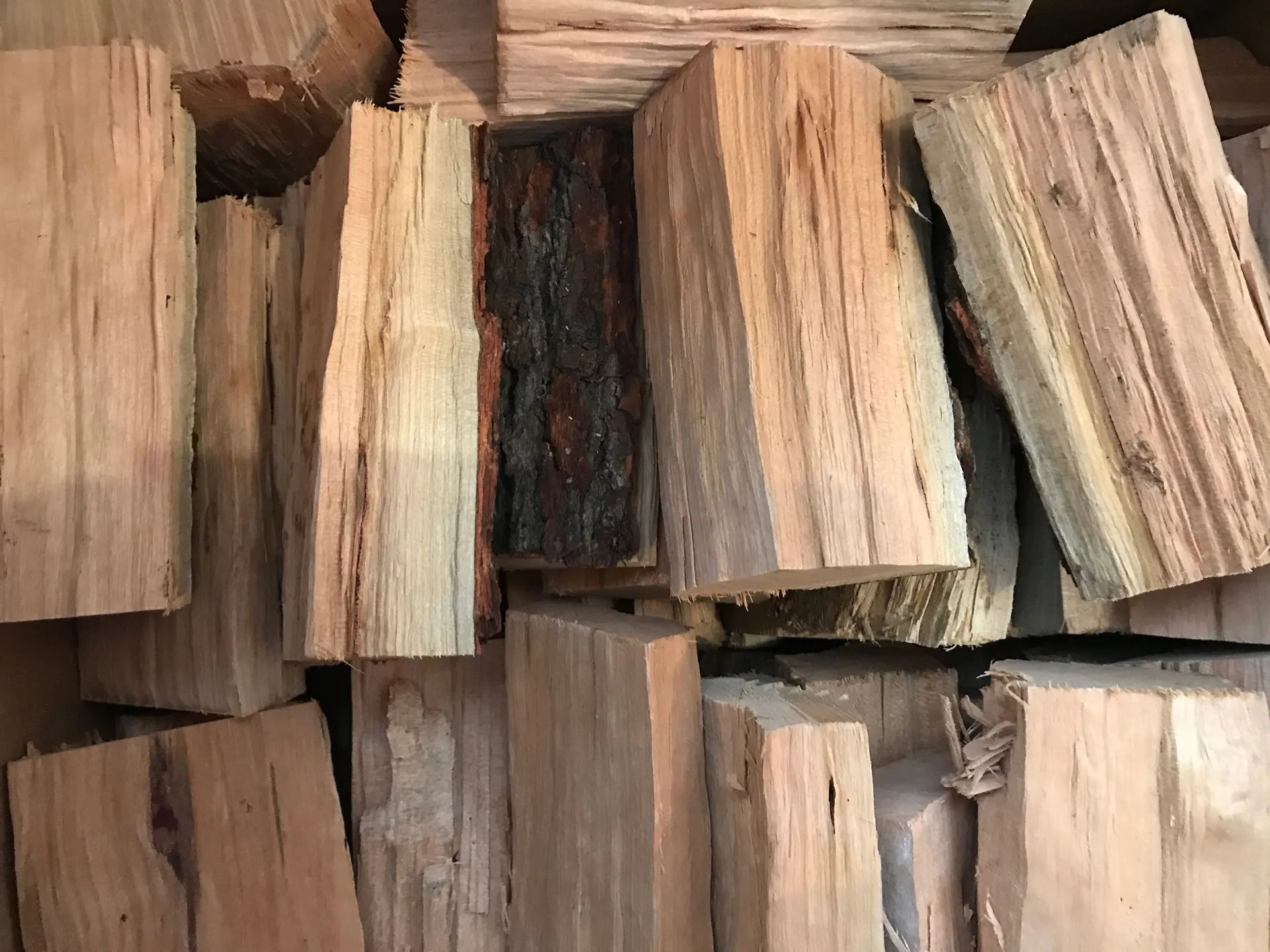 Hard Dried Oak Firewood, Kiln Firewood, Beech Firewood Available At Cheap Rates.