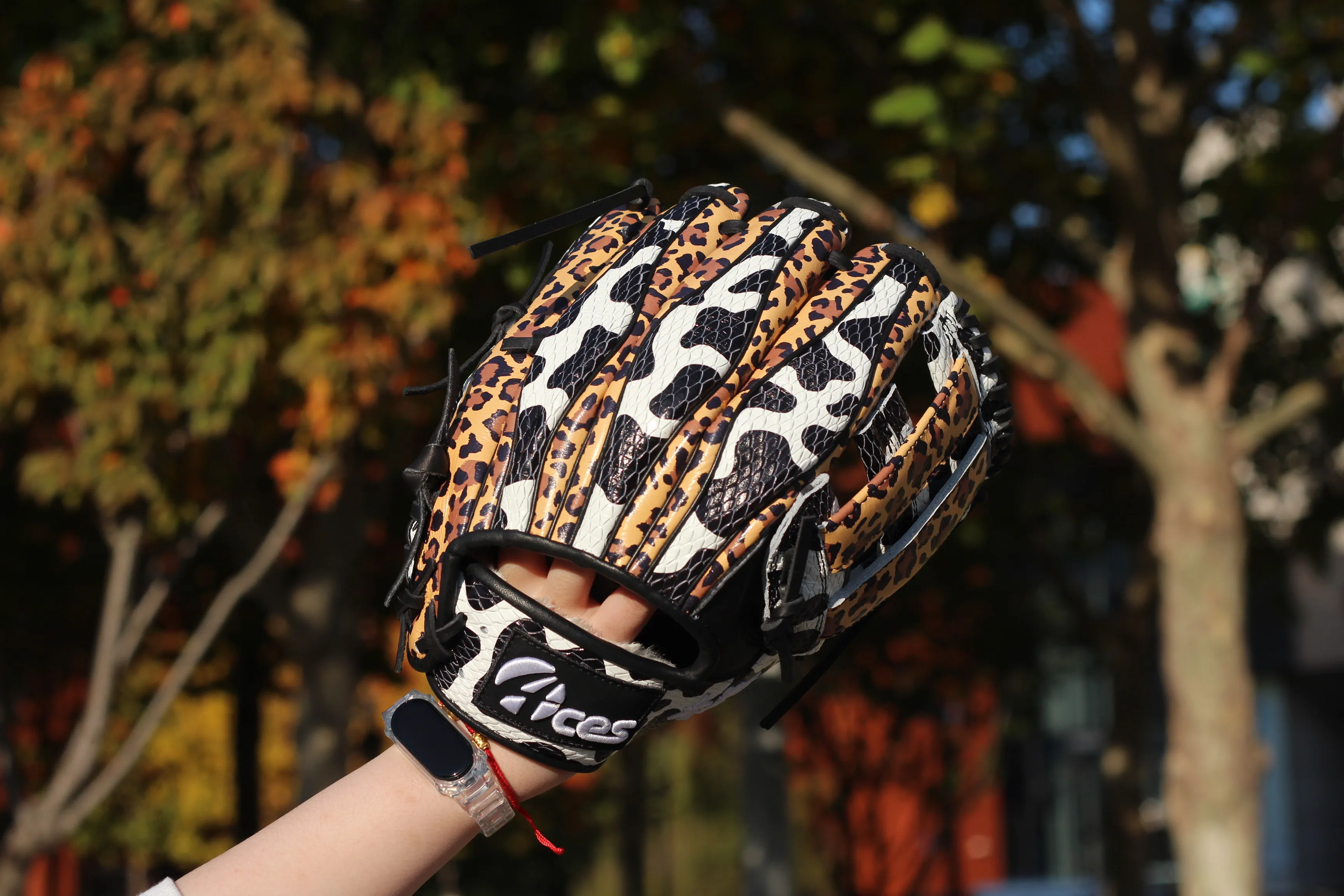 Японские бейсбольные перчатки A2000 на заказ