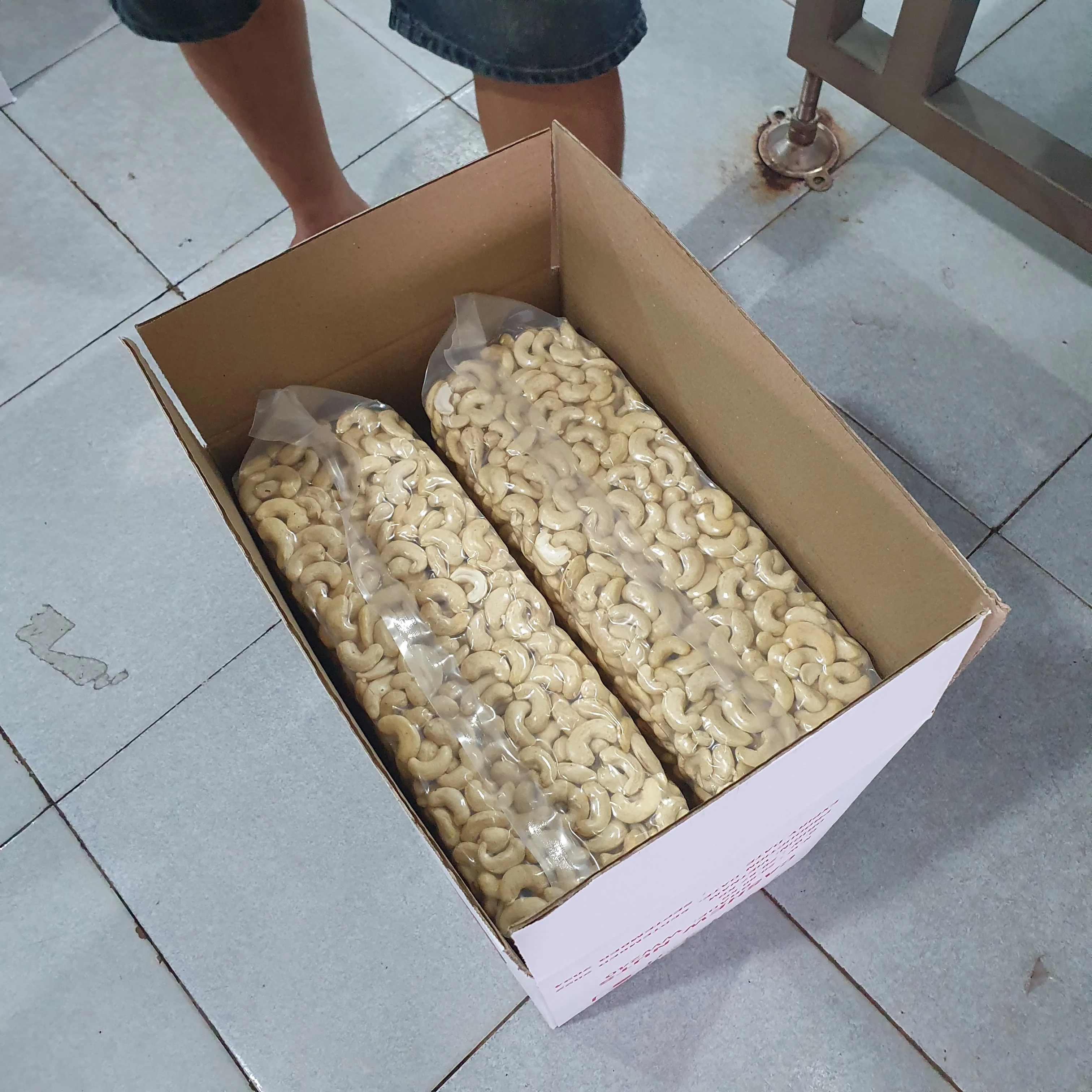 WW320 Cashew nuts Vietnam new crop Natural Color Vacuum bag in carton / Tins in carton w240 / w180 / SP / BB / WS