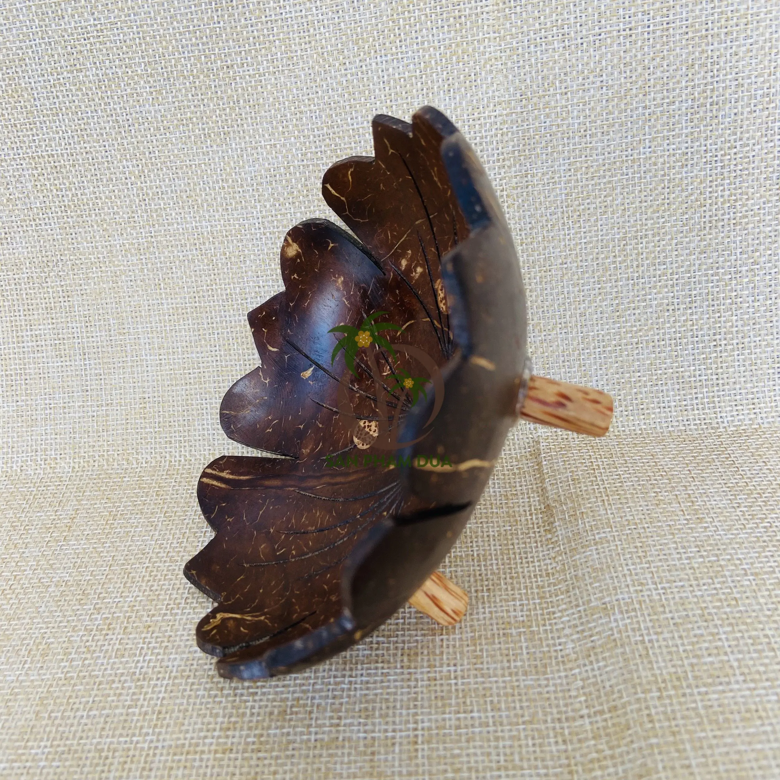 VIETNAM HIGH QUALITY NATURAL COCONUT SHELL SOAP HOLDER/ COCONUT SHELL SOAP DISH WITH DRAINING HOLE IN FISH FLOWER LEAF SHAPE