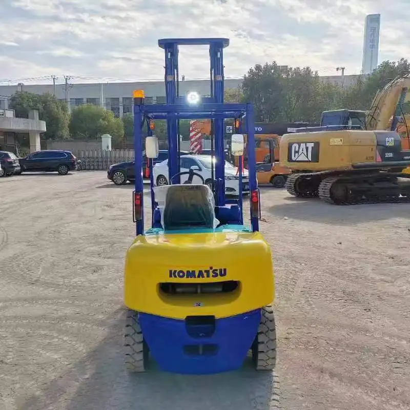 Used Japanese forklift blue and yellow painted almost new Komatsu 3 tons  refurnished 10 pcs left