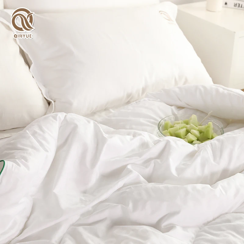 Customized Luxury Soft Wholesale King Full  Light Yellow Jacquard fabric Bamboo Corn Filling Bamboo Comforter With Piping