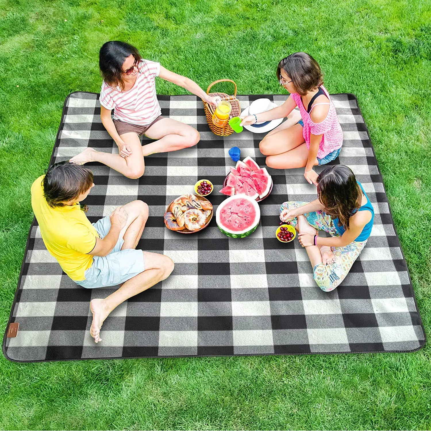Wholesale Waterproof Polyester Fleece Picnic Blanket With Leather Handle