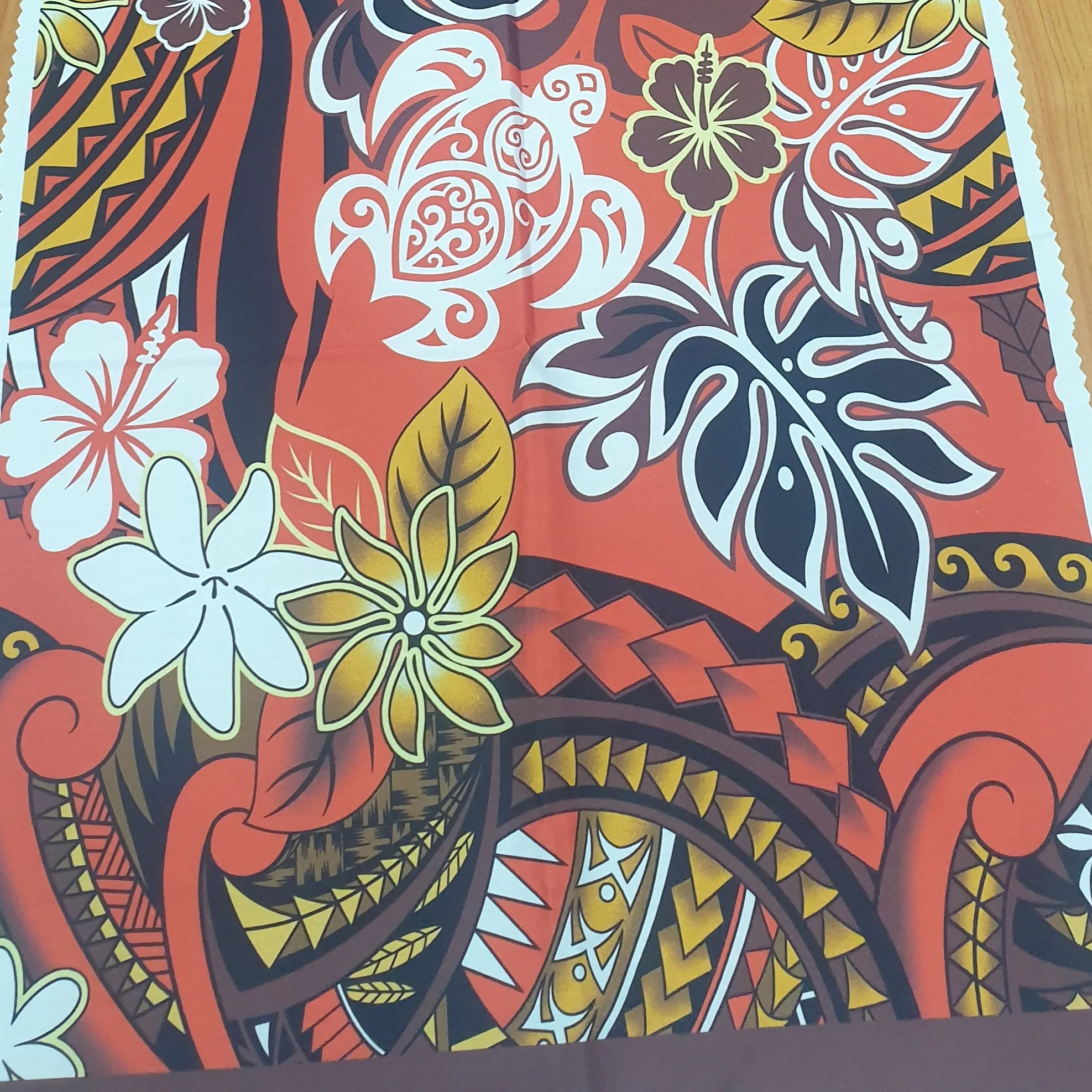 Полностью компактная ткань из расчесанной хлопчатобумажной ткани поплина с ярким принтом в виде черепах полинезийского племени