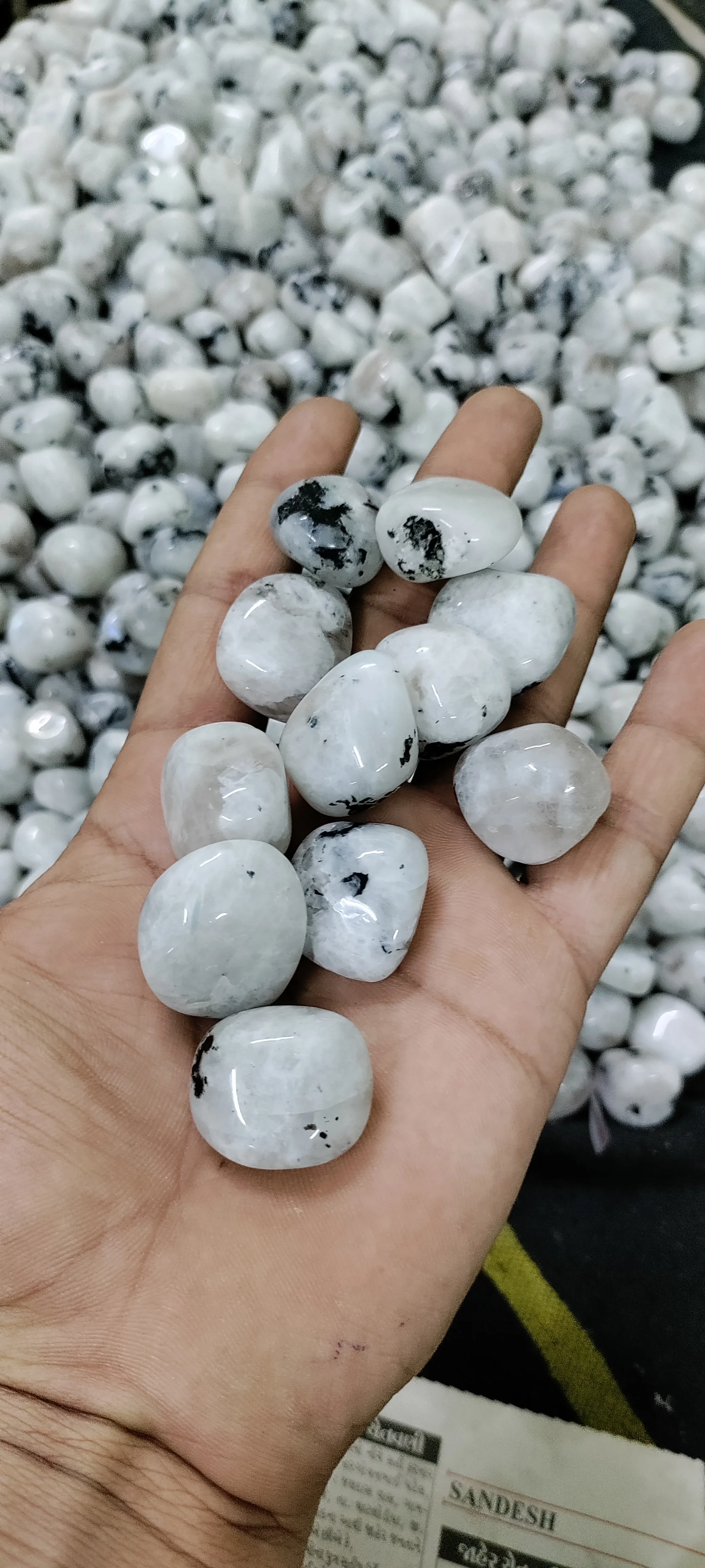 Natural Indian Stone Polished White Rainbow Moonstone Tumbled Stone For Wholesale Gemstone Rainbow Moonstone Tumbled