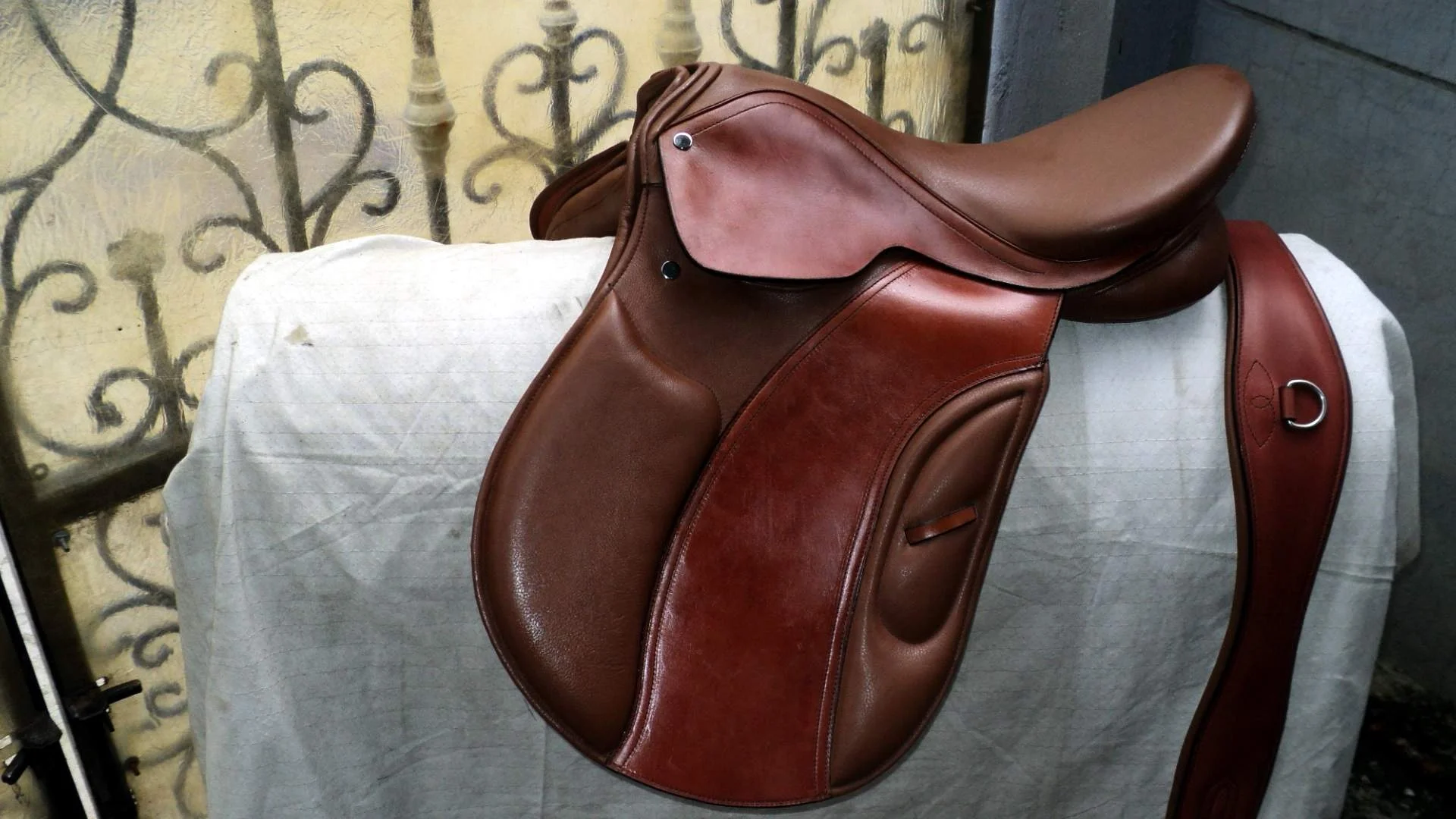 Smart Leather Jumping Horse saddle softy leather seat kneed pad detachable knee roll made on plastic tree horse saddle