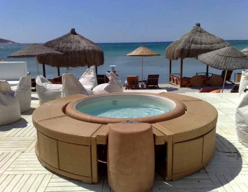 Softub 300 - 5-6 Person Hot Tub