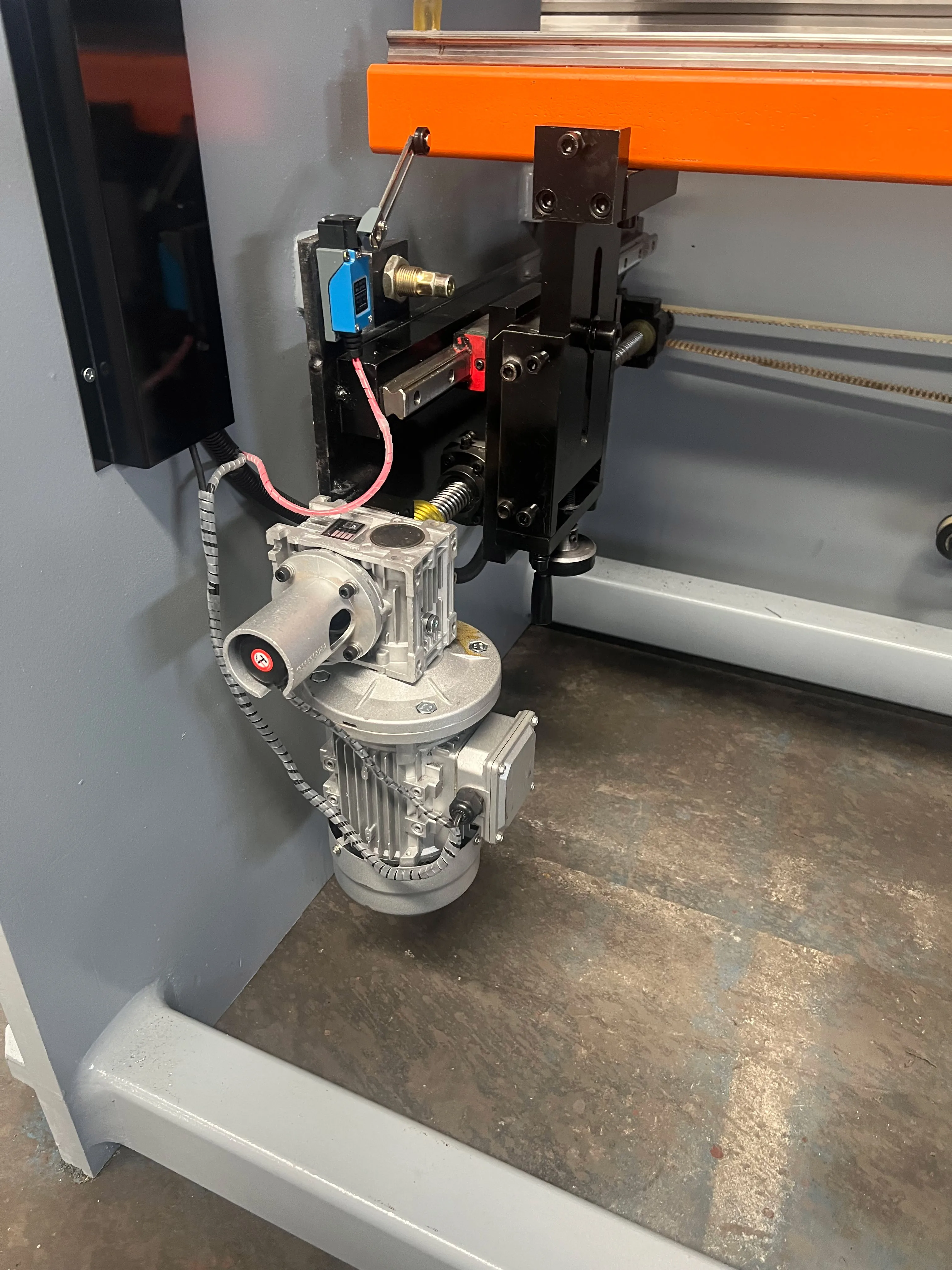 Гидравлический листогибочный станок с ЧПУ 135 т/3700 мм, папка для алюминиевых пластин