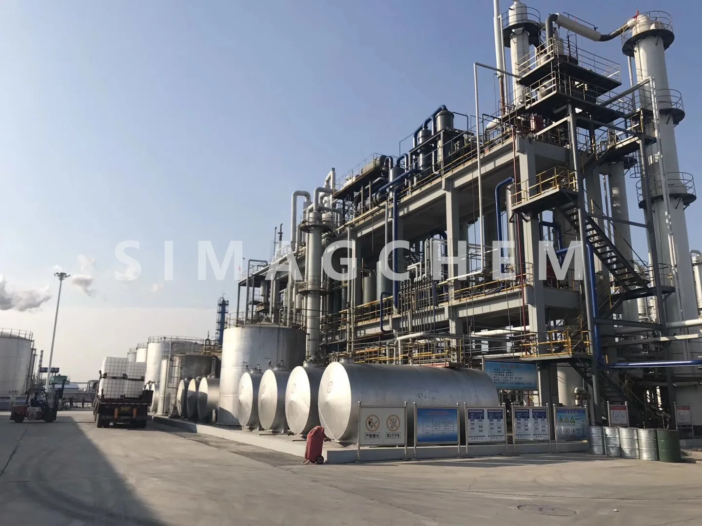 Основные органические химикаты бесцветная жидкость промышленного класса 99% чистота 2461-15-6 C11H22O2 2-этилгексилглицидиловый