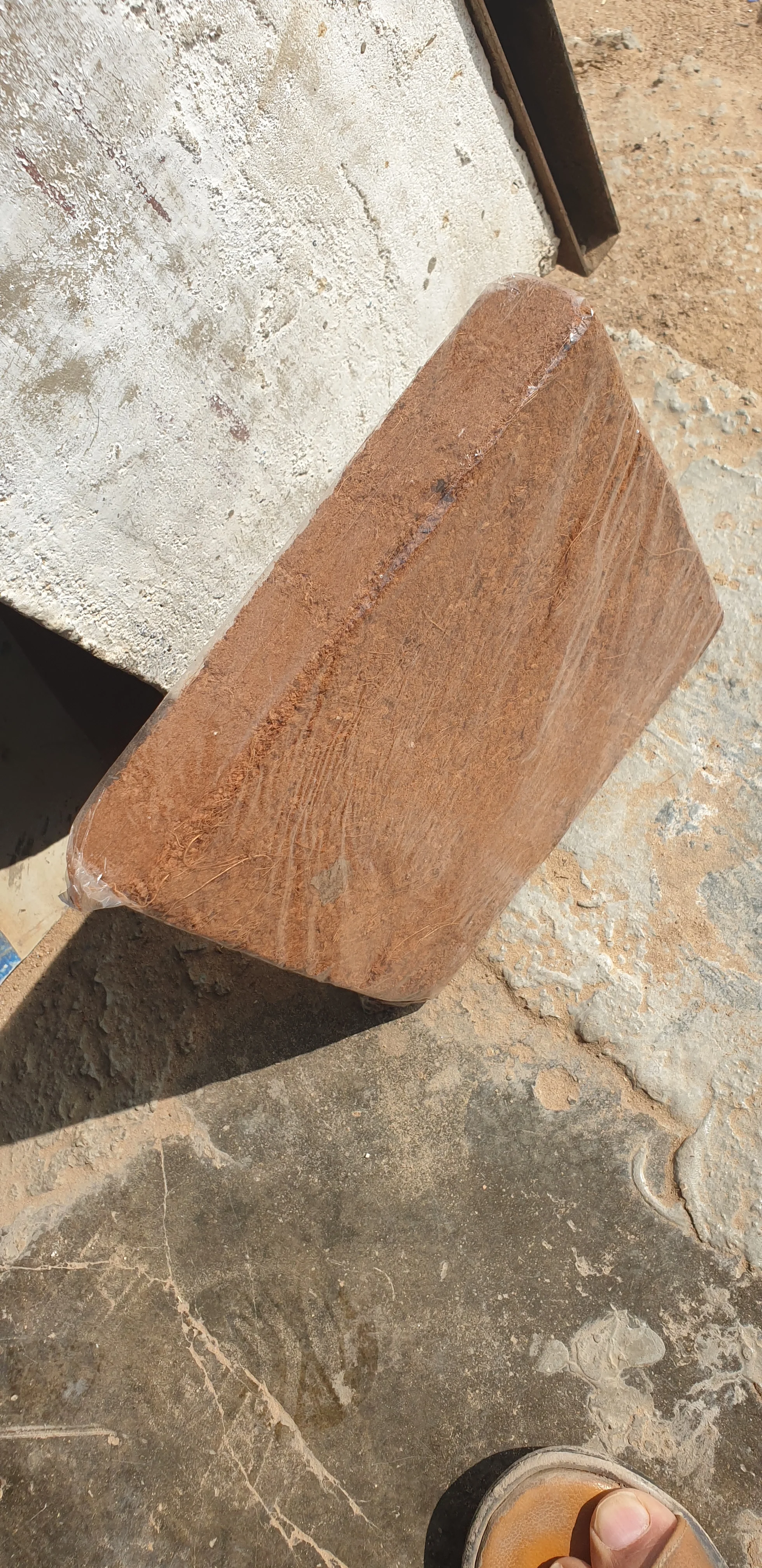 100% Organic COCO PITH Washed Coconut Peat Grow Compressed Coconut Coir Bricks in Block Form