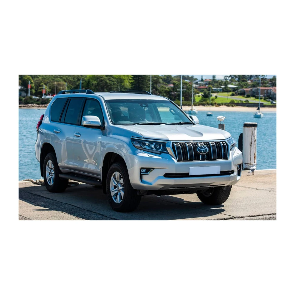 Элегантный внешний дизайн Toyota Prado выделяется на дороге