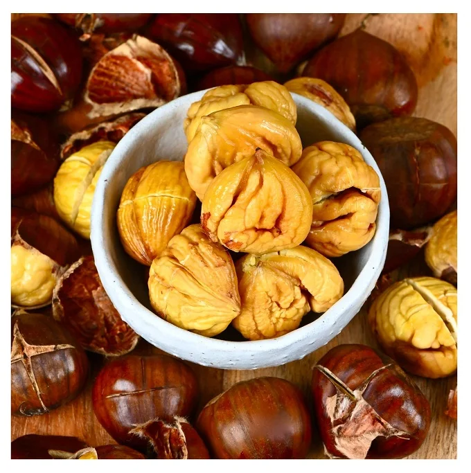Сладкие очищенные и жареные каштаны с мгновенным открытием каштан