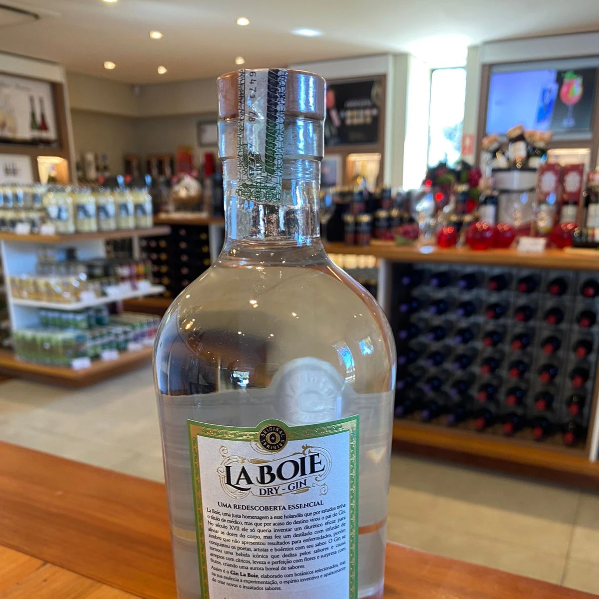 Gin destilled 700 ml glass bottle 40% Brazilian Flavour juniper beverage special drink dry gin