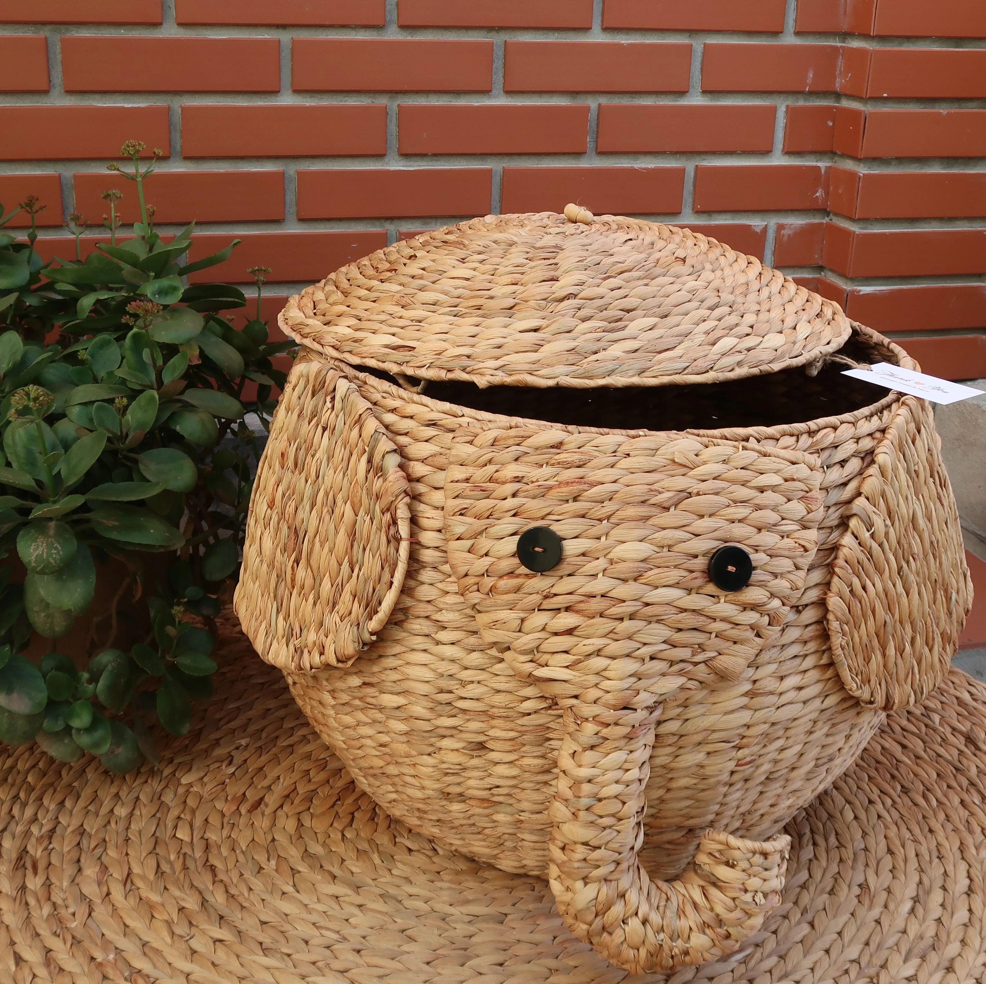 2024 Wall Selling stylish, functional elephant-shaped storage basket with a lid, made from natural rattan in Vietnam.