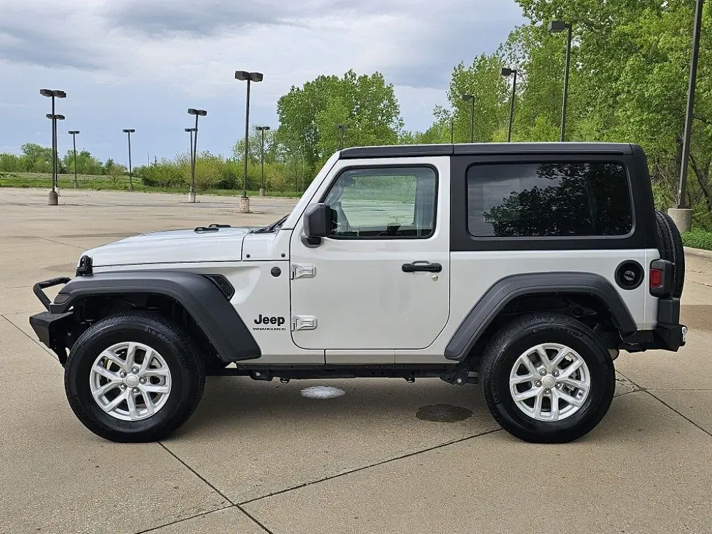 Подержанный 2023 Jeep Wrangler Sport на продажу