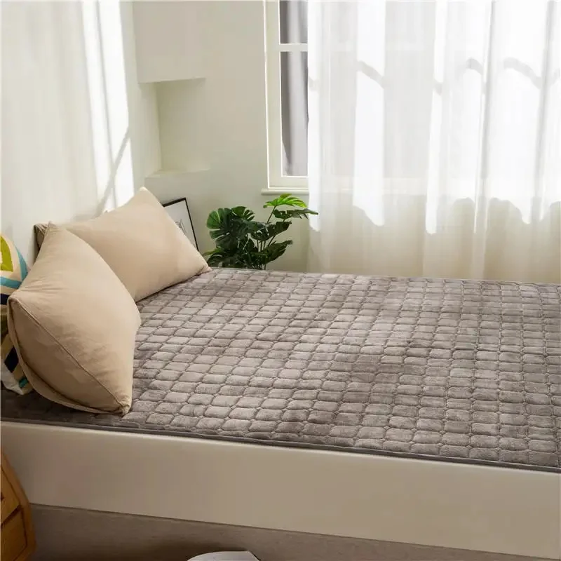 Bed Pad Anti Dust Mite Non-Toxic Sustainable Cozy Comfortable Waterproof Mattress Topper With Plain Pattern