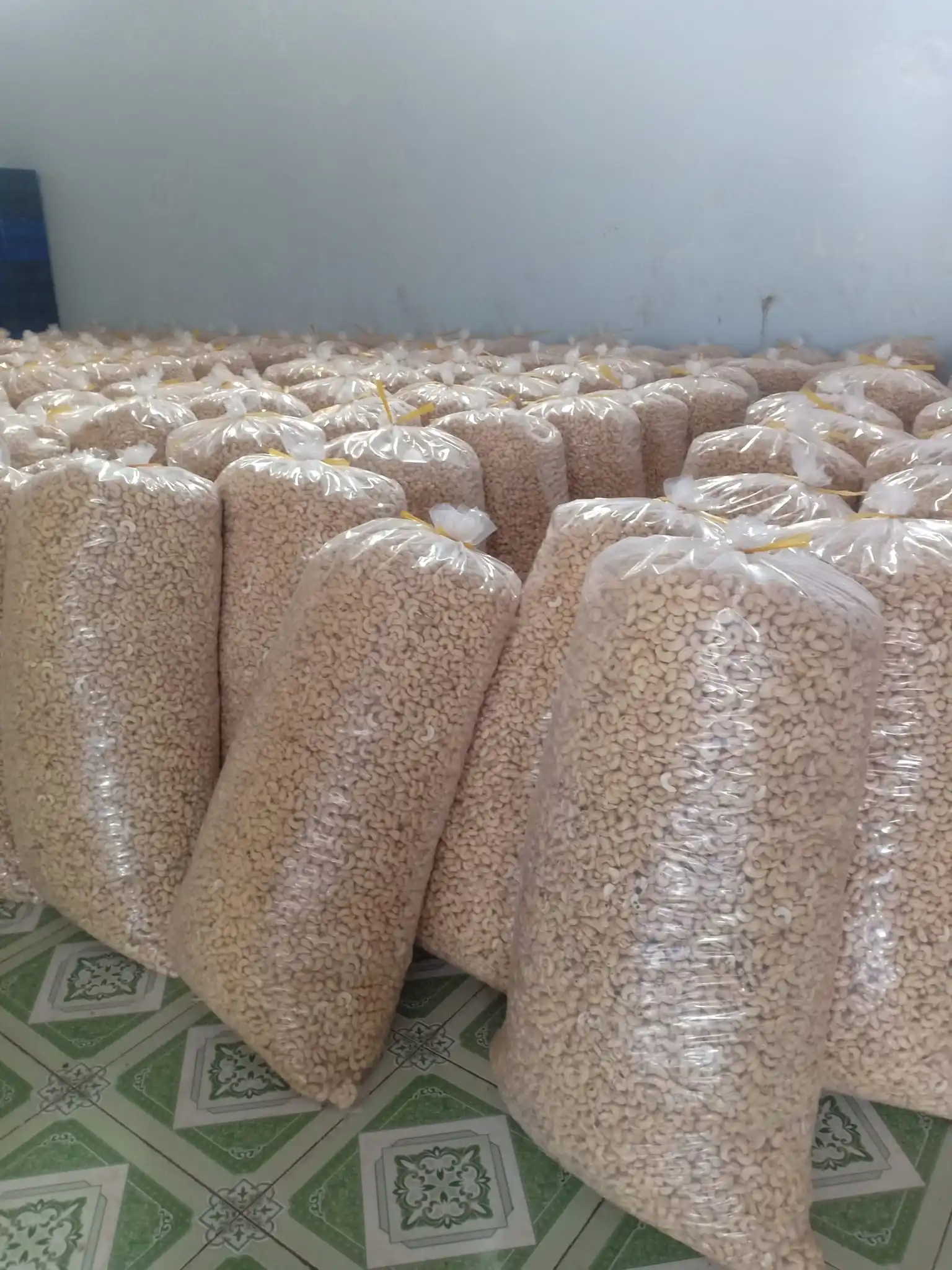 Premium Quality Grade A Cashew Nuts accept LC, DA, and DP terms of payment and provide free samples from the factory.