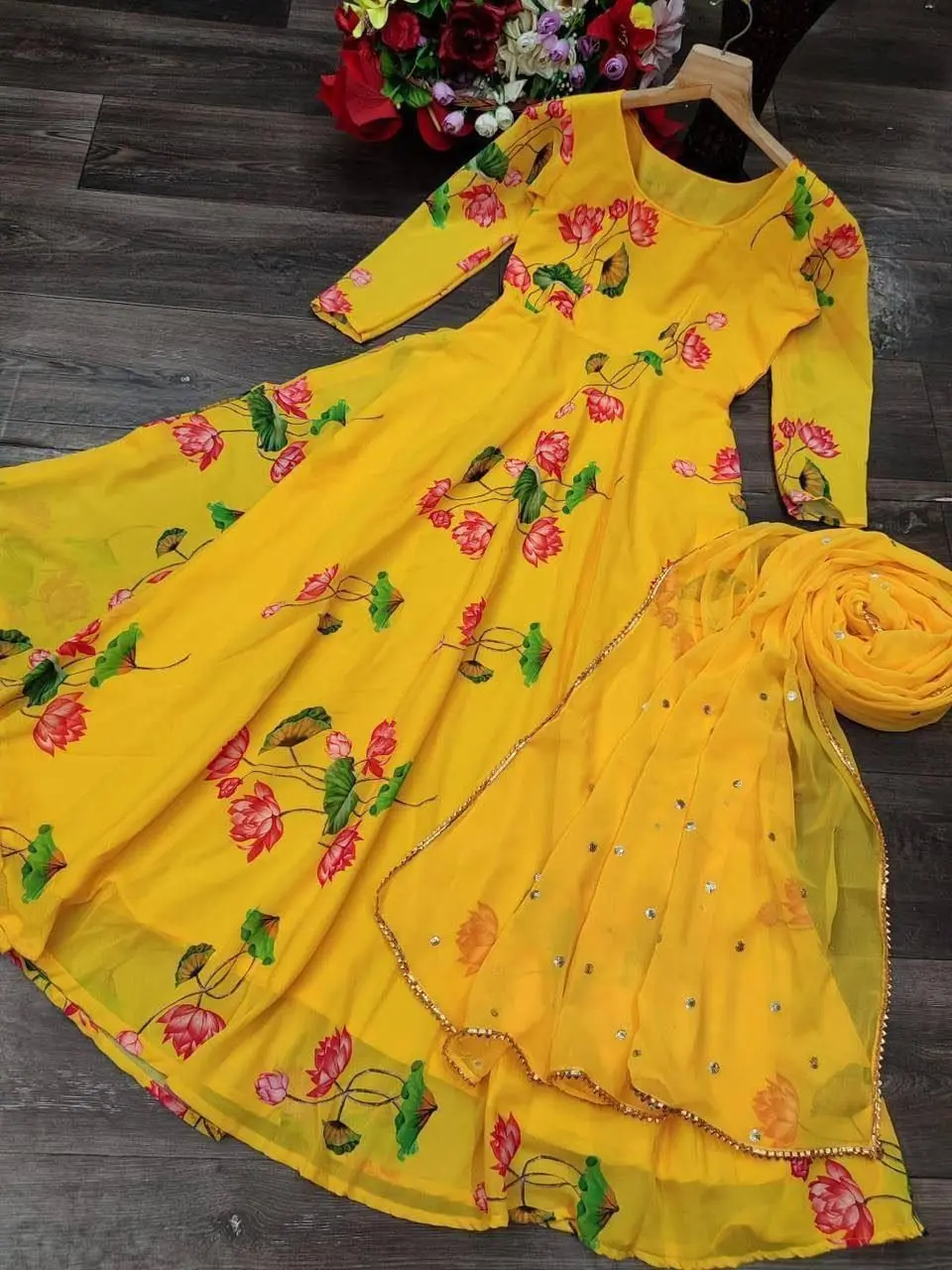 Платье макси с принтом лотоса из жоржета и вышивкой Dupatta