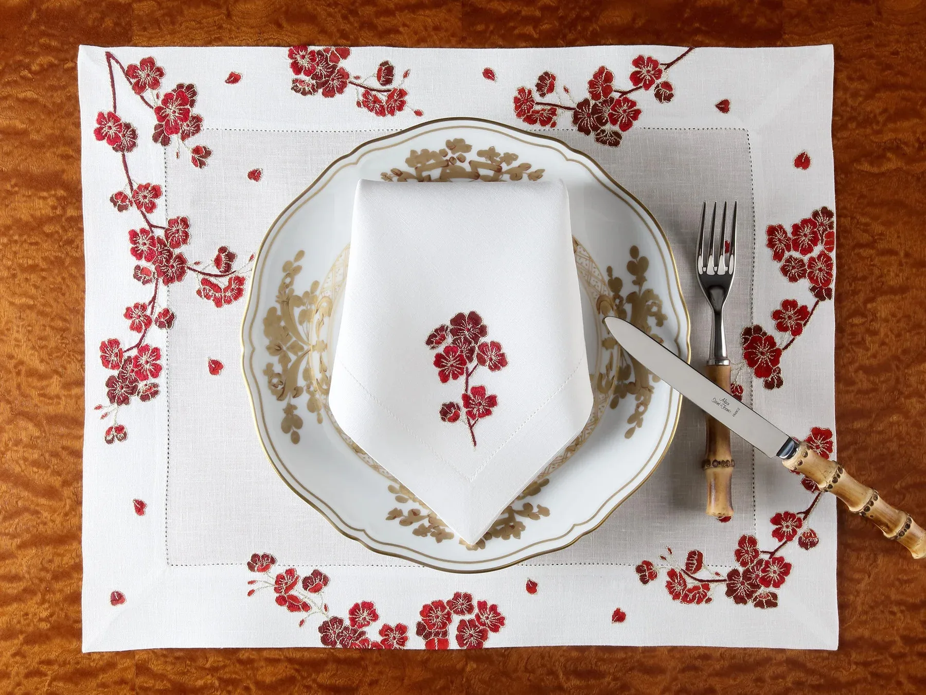 Custom Design 100% Pure White Cotton Napkin Set Placemat Elegant Embroidered Flowers With Hemstitch Home Hotels Events Parties