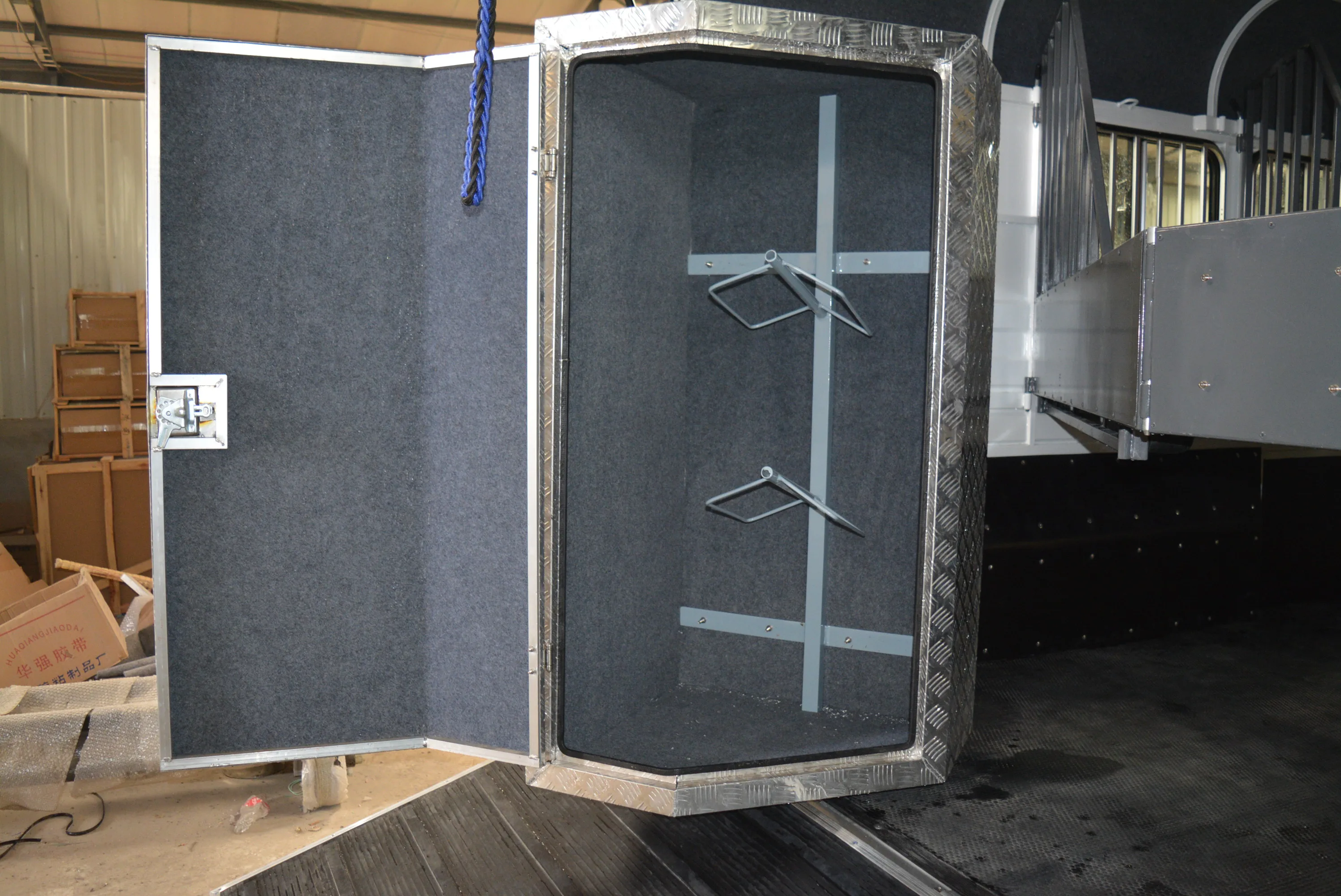 Australia Standard Angle Load 2 Horse Trailer Float With Aluminium Windows Door And Ramp 2HAL-D