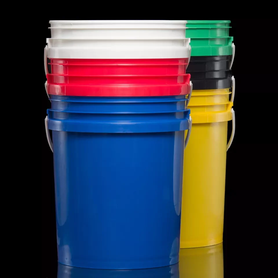 Пластиковые ведра с крышками и ручкой