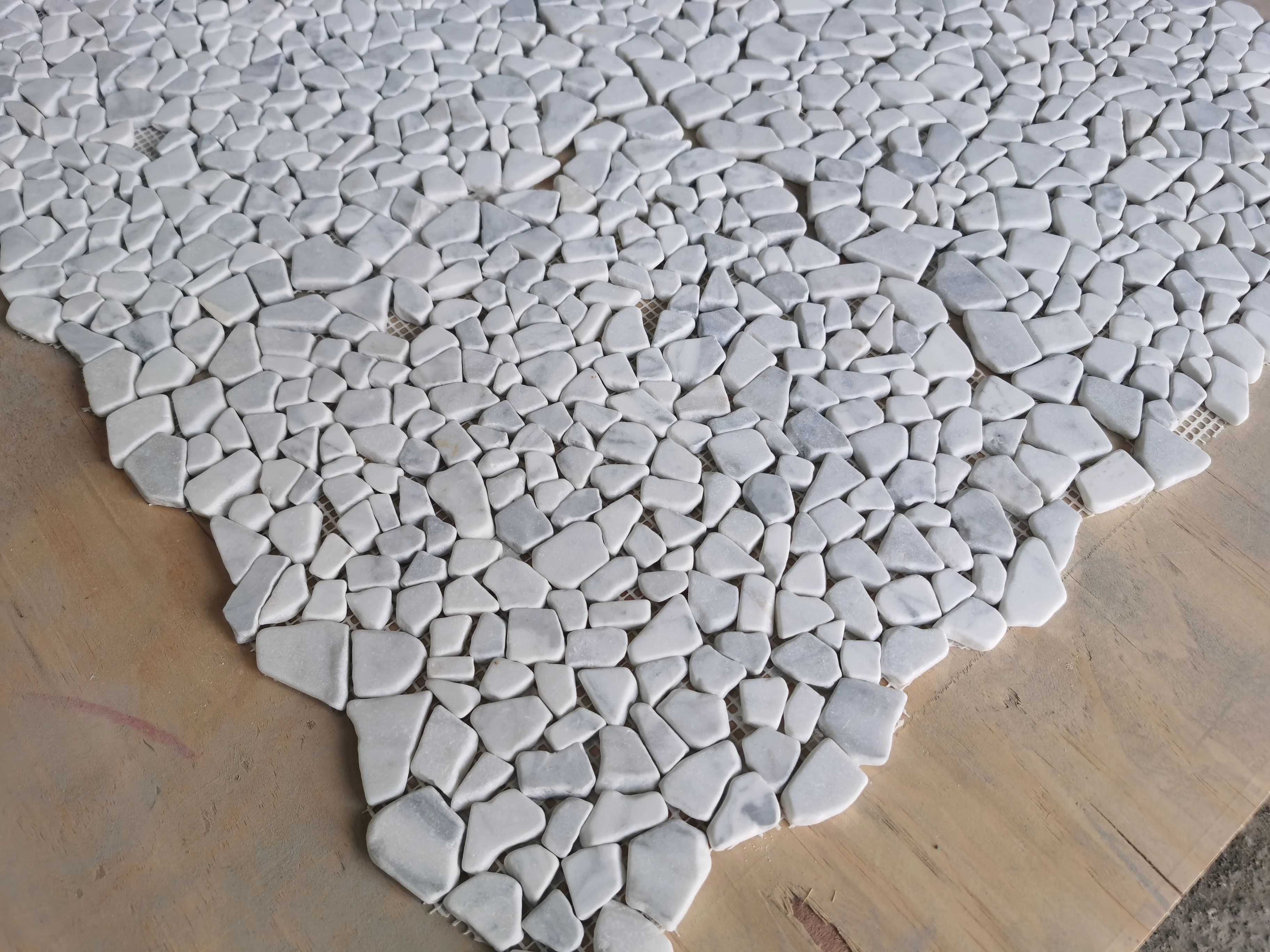 Tumbled Irregular Pebble Carrara White Marble Mosaic Tile For Wall Bathroom Swimming Pool