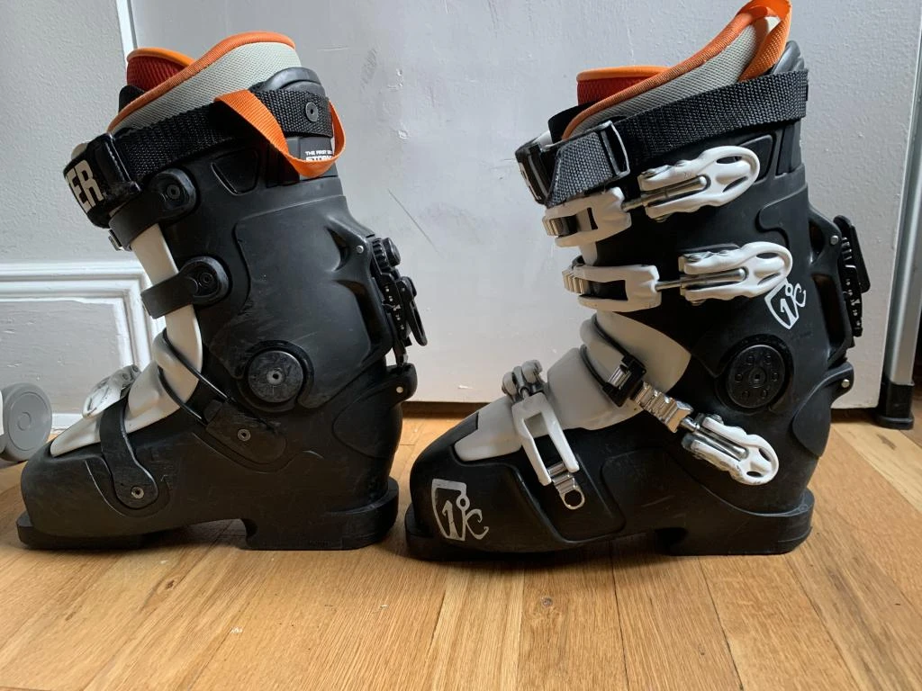 Skiing Shoes Wholesale As Per Customer Demand