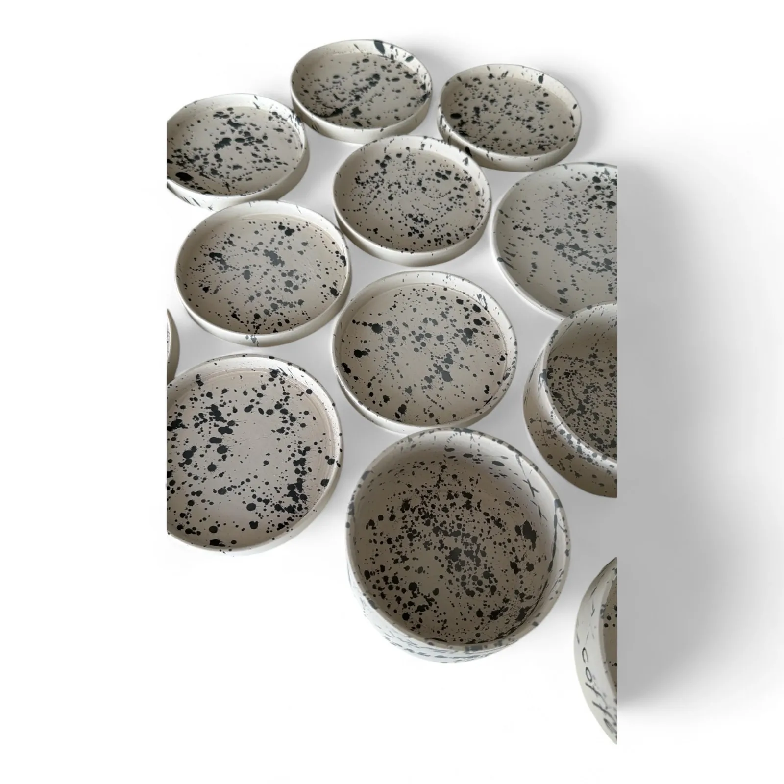 Luxury Round Ceramic Plate Dish Paint Brushed Design Lightweight Clay Material Wholesale Service INS Inspired