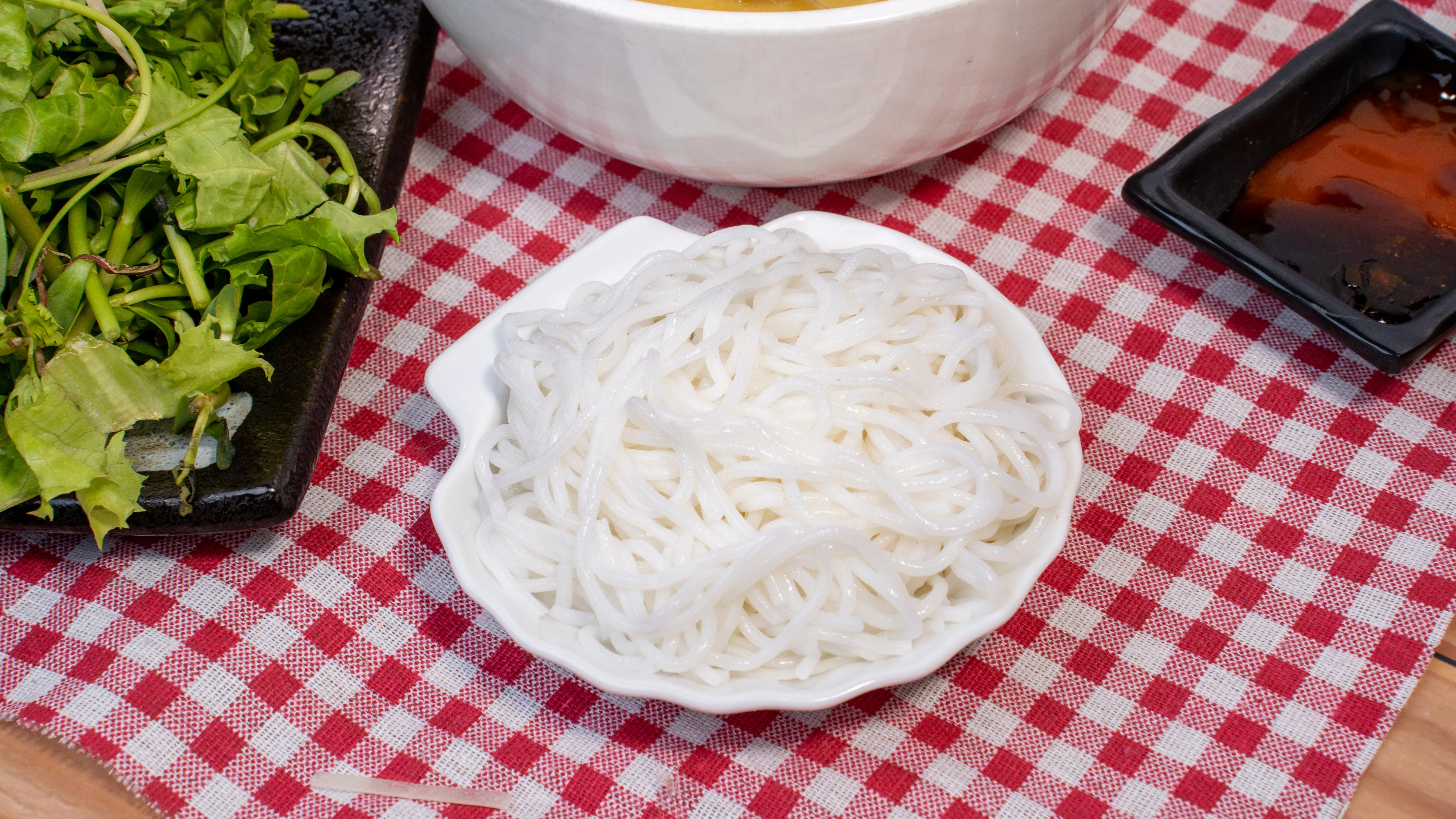 Premium Vietnamese Rice Noodles for Export: Handcrafted Authenticity, Superior Quality, Pristine White Color, 1/1.8mm Thickness