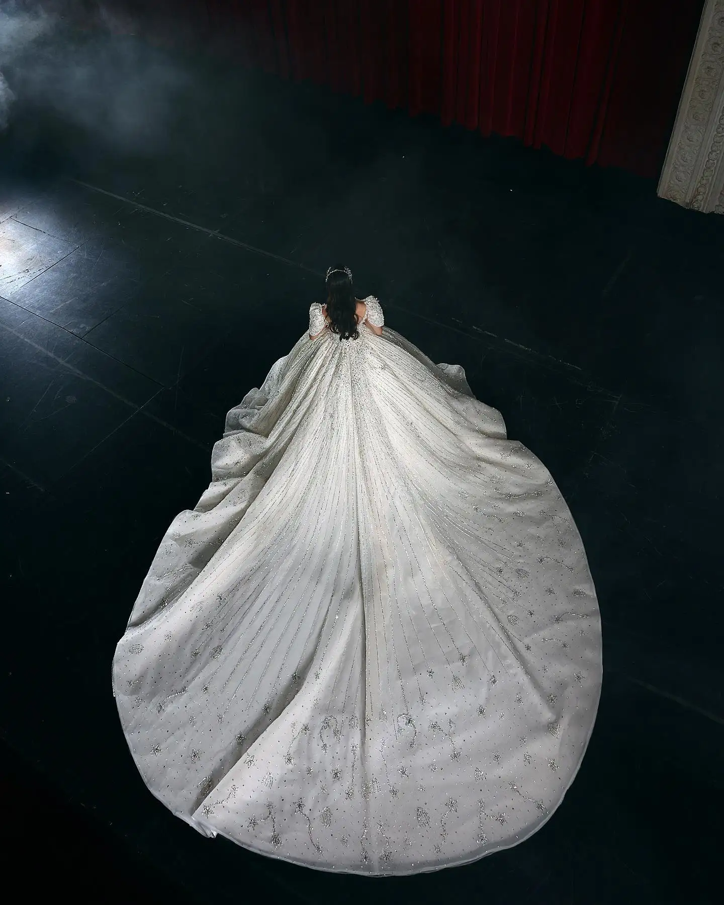 2024 Dubai luxury ball gown bridal gowns puffy short sleeves square neckline sparkle silver lace long train wedding dresses