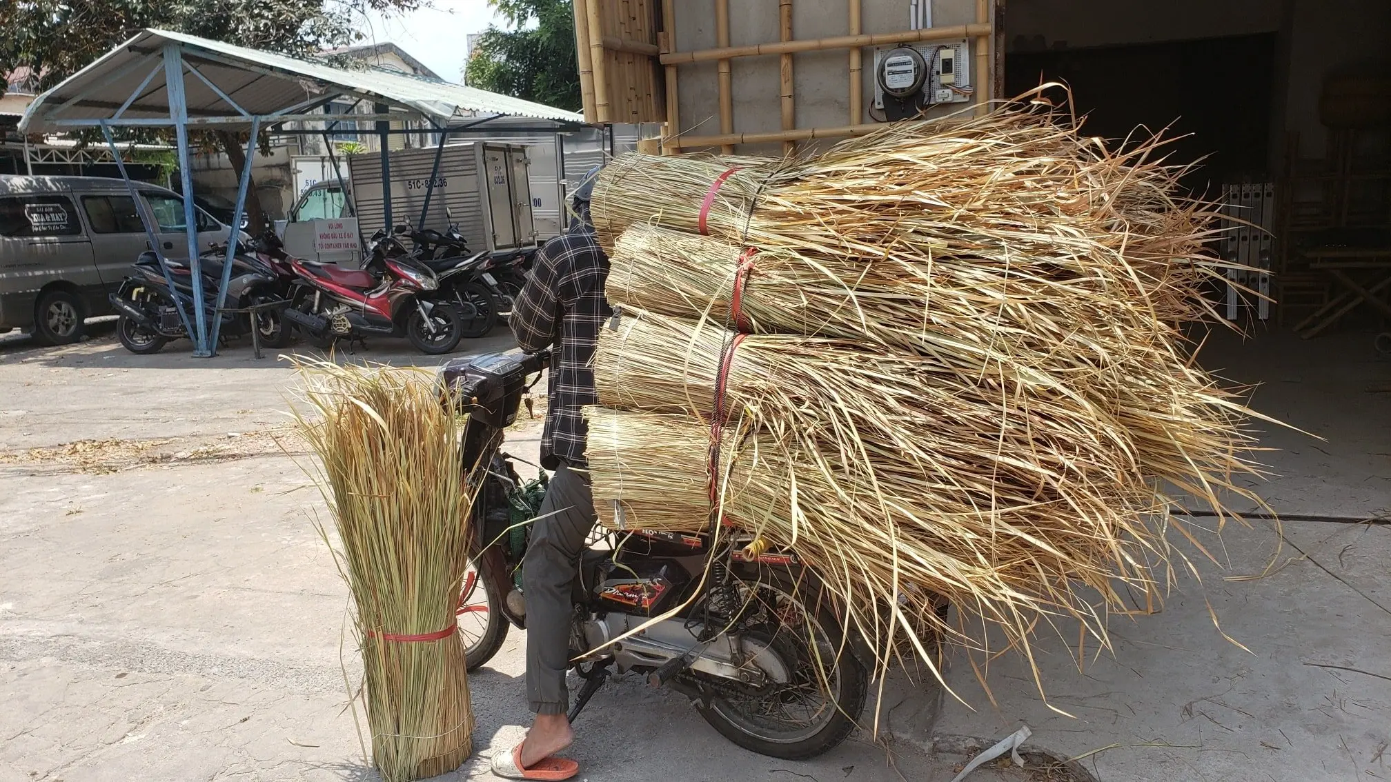 Hot Sale Grass Thatched Roof Palm Thatched Roof With Flexibility Sustainability Stylish Material For Home Decor