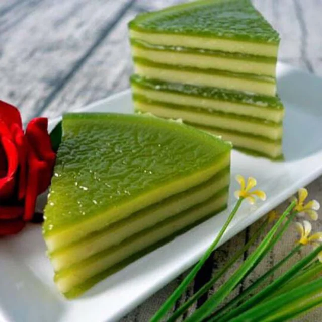 Frozen pandan leaf mung bean cake, chewy dessert / Holiday