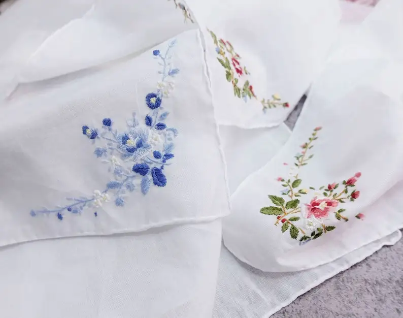 Женский носовой платок с цветочной вышивкой 32x32 см